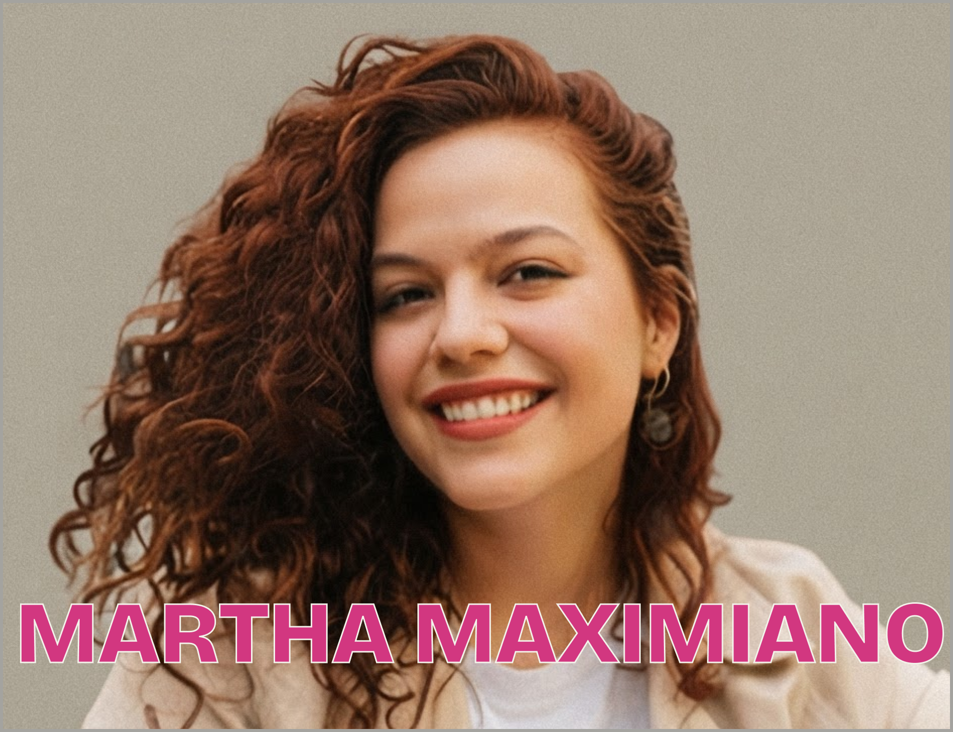 Retrato sorridente de Martha Maximiano com o nome escrito em rosa