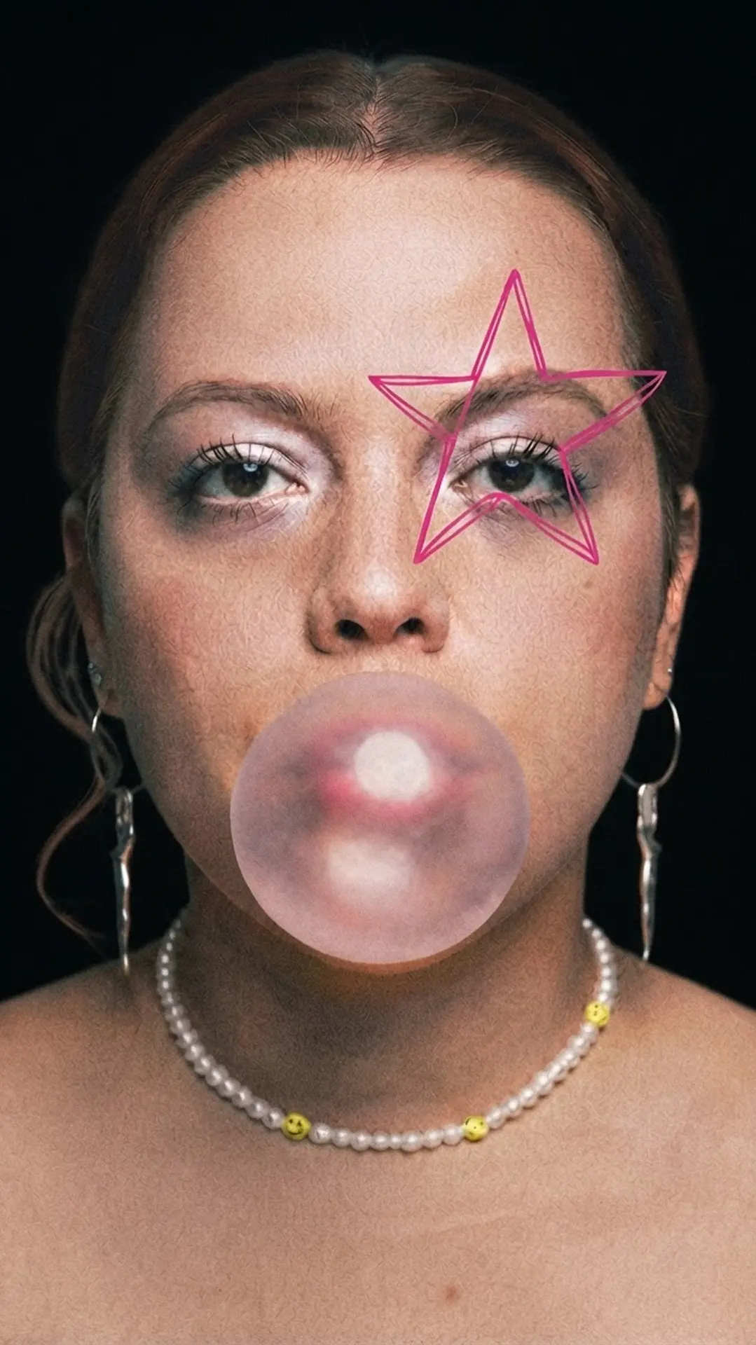 Retrato de Martha soprando chiclete com estrela rosa